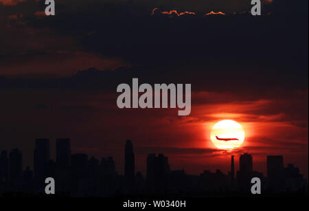 Die Sonne über der Skyline von Manhattan von Arthur Ashe Stadium während der Nacht Zeremonien für die US Open Tennis Championships am USTA Billie Jean King National Tennis Center in New York City am 25. August 2014. UPI/John angelillo Stockfoto