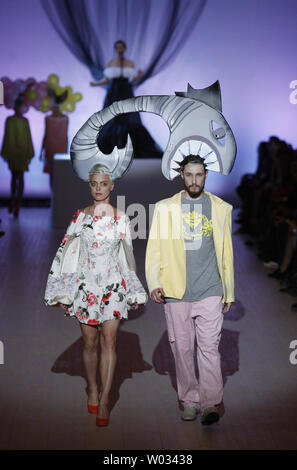 Modelle Kreationen von ukrainischen Designer Alexei Zalevskiy während der Fashion Week in der Ukraine in Kiew am 15. Oktober 2014. UPI/Ivan Vakolenko Stockfoto