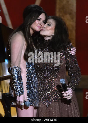 Kacey Musgraves (L) erhält einen Kuss von Country Music Legende, Loretta Lynn, während die 48. jährlichen Country Music Awards bei Bridgestone Arena in Nashville am 5. November 2014. UPI/Kevin Dietsch Stockfoto