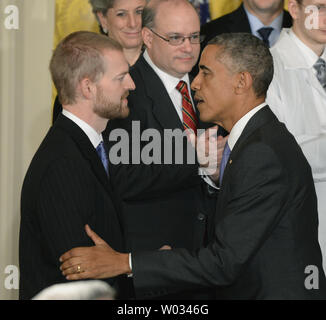 Us-Präsident Barack Obama (R) schüttelt Hände mit Ebola survivor Dr. Kent Brantly (L), nachdem der Präsident die Erläuterungen in Bezug auf die Krankheit im East Room des Weißen Hauses am 29. Oktober 2014 vorgenommen. Obama rief Ärzte und Krankenschwestern, die nach Afrika gehen, die Krankheit an der Quelle' amerikanischen Helden zu stoppen." UPI/Pat Benic Stockfoto