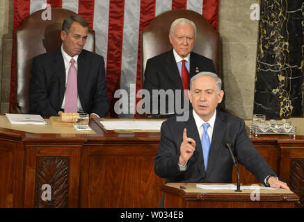 Der israelische Premierminister Benjamin Netanjahu Adressen eine gemeinsame Sitzung des Kongresses über die nukleare Gespräche mit dem Iran, als Sprecher des Repräsentantenhauses John Boehner (R-OH), (L) und Senator Orrin Hatch (R-UT) hören, an der U.S. Capitol, März 3, 2015, in Washington, DC. Die umstrittene Rede, von vielen als Einmischung in Amerikanischen und Israelischen Politik Viele Kongreßabgeordnete aufgefordert, die Veranstaltung zu boykottieren. Foto von Mike Theiler/UPI Stockfoto