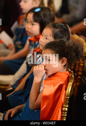 Eine Gruppe von sechs-jährigen Kindergarten und erste Klasse von Tulsa Oklahoma hören zu US-Präsident Barack Obama (nicht abgebildet) Wie spricht er über die 2015 White House Science Fair im East Room des Weißen Hauses in Washington, DC am 23. März 2015. Die jungen Wissenschaftler ein batteriebetriebenes page turner für Menschen, die gelähmt sind oder Arthritis helfen. Foto von Pat Benic/UPI Stockfoto