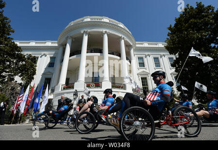 Us-Präsident Barack Obama (C), Sekretär des Veterans Affairs Robert McDonald (R) und Vizepräsident Joe Biden (L) zusehen, wie Veteranen im Soldat fahren Rennen, um die verletzten Krieger Projekt rund um den South Lawn Auffahrt im Weißen Haus die Teilnahme an der achten jährlichen Soldat Fahrt feiern am 16. April 2015 in Washington, DC. Die verwundeten Krieger Projekt bietet Programme und Dienste für für US-Kriegsveteranen in Konflikten, die nach den Anschlägen vom 11. September aufgetreten sind verwundet. Foto von Pat Benic/UPI Stockfoto