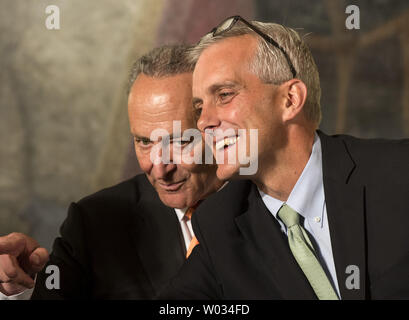 New York Senator Chuck Schumer und Präsident Barack Obamas Stabschef Denis McDonough (R) interagieren, bevor ein Obama Verleihung der Ehrenmedaille posthum zu zwei Ersten Weltkrieg Soldaten der Armee Private Henry Johnson und Sergeant William Shemin mit einem Festakt im East Room des Weißen Hauses in Washington, DC am 2. Juni 2015. Foto von Pat Benic/UPI Stockfoto