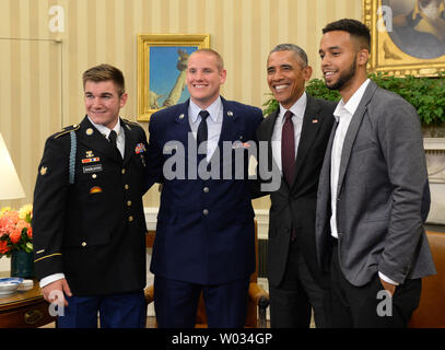 Us-Präsident Barack Obama trifft sich mit drei Amerikaner, die einen möglichen Terroranschlag auf französischen Zug im Oval Office am 17. September 2015 beendet. Der Präsident seine Dankbarkeit zum Ausdruck bringen für die selbstlose Handlungen und außerordentliche Tapferkeit der U.S. Army Specialist Alek Skarlatos (L), US Air Force Airman 1st Class Spencer Stein, und Anthony Sadler (R). Foto von Pat Benic/UPI Stockfoto