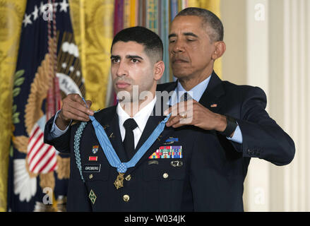 Präsident Barack Obama die Vergabe der Ehrenmedaille der Kapitän Florent A. Groberg, U.S. Army (Ret), während einer Zeremonie im Weißen Haus in Washington, D.C. am 12. November 2015. Kapitän Groberg wurde für mutige Aktionen erkannt während der während der Kampfhandlungen im Asadabad angegriffen hatten, Kunar Province, Afghanistan am 8. August 2012. Groberg, behandelt ein Selbstmordattentäter speichern Fellow service Mitglieder während der schweren Wunden. Foto von Kevin Dietsch/UPI Stockfoto