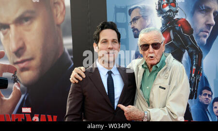 Cast ember Paul Rudd (L) und komische Symbol Stan Lee nehmen an der Premiere des sci-fi-Film "ant-man" an der Dolby Theatre in Hollywood" in Los Angeles am 29. Juni 2015. Storyline: Bewaffnet mit einem Super-Anzug mit der erstaunlichen Fähigkeit im Maßstab zu schrumpfen, aber Zunahme der Stärke, Con-Mann Scott Lang (Rudd) seine innere Held umfassen müssen, und sein Mentor helfen, Dr. Hank Pym (Michael Douglas), Plan und ziehen Sie eine heist, dass die Welt retten wird. Foto von Jim Ruymen/UPI Stockfoto