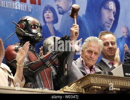 Academy Award-winning Schauspieler Michael Douglas verbindet Marvel Entertainment Führungskräfte der schließenden Glocke zur Förderung anstehenden Veröffentlichung des Marvel ant-man an der New Yorker Börse zu Ring an der Wall Street in New York City am 13. Juli 2015. Foto von John angelillo/UPI Stockfoto