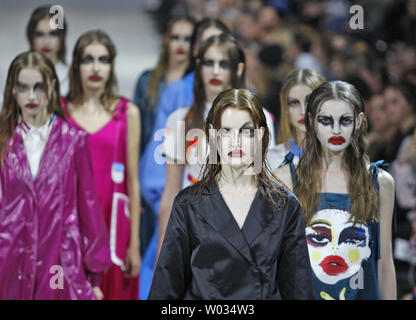 Modelle präsentieren eine Kreation von ukrainischen Designer Yana Chervinska während der Fashion Week in der Ukraine in Kiew am 18. Oktober 2015. Foto von Ivan Vakolenko/UPI Stockfoto