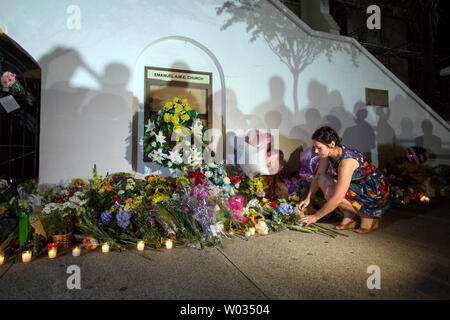 Britta Belle Orte Blumen außerhalb Emanuel African Methodist Episcopal Church am 18. Juni 2015 folgende shootings, die neun Menschen tot in Charleston, South Carolina. Ein Verdächtiger, Dylann Dach, 21, war im Zusammenhang mit der Schießerei verhaftet. Foto von Kevin Liles/UPI Stockfoto