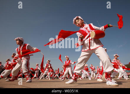 Einer öffentlichen Zeremonie zu Ehren des Gelben Kaisers und Tomb-Sweeping Day (Qingming Festival) in Huangdi, eine kleine Stadt in der Provinz Shaanxi, China Central ist am 5. April 2015 statt. Der gelbe Kaiser, oder Huangdi, ist in der chinesischen Geschichte mit ein wenig von einem kultstatus aufgrund seiner Position romantisiert hat als einer der drei legendären chinesischen Herrscher und kulturellen Helden. Foto von Stephen Rasierer/UPI Stockfoto