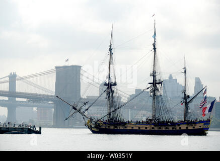 Die Replik der französischen Fregatte Hermine, das im Marquis De Lafayette übergesetzt nach Amerika während des revolutionären Krieges, ist in South Street Seaport in New York City am 1. Juli 2015 angedockt. LafayetteÕs Flaggschiff Hermine und eine Parade der Schiffe vor der Statue of Liberty Pass und den Vereinten Nationen die Hudson River am 4. Juli. Foto von Dennis Van Tine/UPI Stockfoto