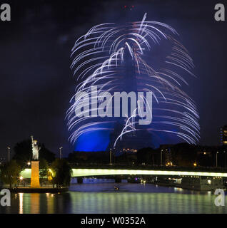 Feuerwerk rund um den Eiffelturm während der jährlichen Feier zum Tag der Bastille in Paris am 14. Juli 2015 explodieren. Foto von David Silpa/UPI Stockfoto