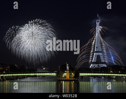 Feuerwerk rund um den Eiffelturm während der jährlichen Feier zum Tag der Bastille in Paris am 14. Juli 2015 explodieren. Foto von David Silpa/UPI Stockfoto