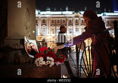 Menschen Kerzen an und legen Sie Fotos während einem Tag der nationalen Trauer für die Opfer des Flugzeugabsturzes bei Dvortsovaya Square in St. Petersburg, Russland, am 1. November 2015. Die russische Maschine flog nach St. Petersburg mit 224 Passagieren vor allem russische Touristen die Rückkehr aus dem Urlaub in der beliebten am Roten Meer, Ägypten Sinai Halbinsel abgestürzt, töten alle an Bord, als die Rettungskräfte die Suche nach vermissten Opfer verbreitert. Foto von Gontar Nikolai/UPI Stockfoto