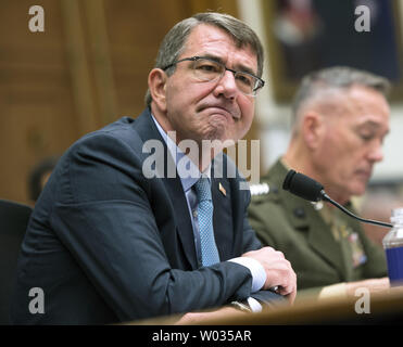 Verteidigungsminister Ashton Carter (L) und Vorsitzende des Generalstabs General Joseph F. Dunford, Jr., USMC, Zeugen während eines House Armed Services Committee Hearing über die US-Strategie für Syrien und Irak und seine Auswirkungen auf die Region, auf dem Capitol Hill in Washington, D.C. am 1. Dezember 2015. Foto von Kevin Dietsch/UPI. Stockfoto