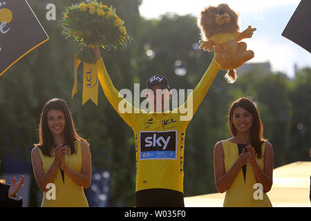 Chris Froome Großbritannien feiert auf der Präsentation Podium nach dem Gewinn der Tour de France in Paris am 26. Juli 2015. Froome behauptete seine zweite Tour de France Sieg, werden der erste Brite, so zu tun. Foto von David Silpa/UPI Stockfoto