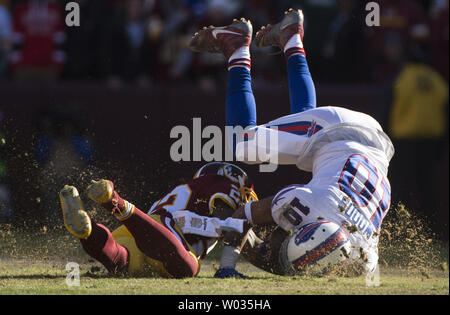 Buffalo Bills wide receiver Robert Woods (10) durch die Washington Redskins cornerback Deshazor Everett (22) im ersten Quartal bei FedEx Field in Landover, Maryland am 20. Dezember 2015 beendet wird. Foto von Kevin Dietsch/UPI Stockfoto