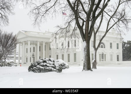 Das Weiße Haus ist im Schnee nach einem Sturm im Januar 23, 2016, Washington, DC gesehen. Ein Blizzard schlägt viel von der Ostküste Dumping so viel wie 30 Zoll Schnee und white out Bedingungen mit Winde topping 50 mph. Der Schnee. Foto von Kevin Dietsch/UPI Stockfoto