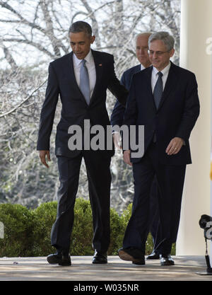 Us-Präsident Barack Obama Spaziergänge entlang der West Colonnade mit seinem Supreme Court nominee Merrick Garland vor ihm die Nominierung im Rosengarten des Weißen Hauses in Washington, DC, am 16. März 2016. Richter Girlande ist eine zentristische und ist nominiert der Vakanz links durch den Tod von Antonin Scalia zu füllen. Foto von Pat Benic/UPI Stockfoto