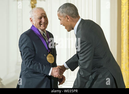 Präsident Barack Obama Auszeichnungen der National Medal of Arts, Schauspieler und Komiker Mel Brooks während einer Zeremonie im Weißen Haus in Washington, DC, am 22. September 2016. Obama verliehen die Verleihung des 2015 National Medal of Arts und nationalen Geistes- Medaillen zu 24 Empfänger. Foto von Kevin Dietsch/UPI Stockfoto