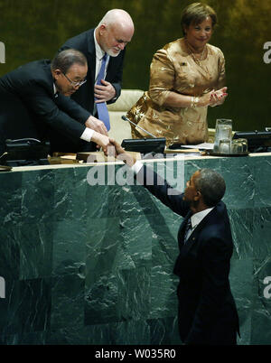 Generalsekretär Ban Ki-moon (L) rüttelt Hände mit US-Präsident Barack Obama als Peter Thompson, zweite links, Präsident der 71. Generalversammlung am Ende von Obamas Ansprache an der Generaldebatte der Generalversammlung der Vereinten Nationen bei der UNO in New York City am 20. September 2016 sieht. Foto von Monika Graff/UPI Stockfoto