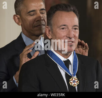 Präsident Barack Obama Auszeichnungen Singer/Songwriter Bruce Springsteen die Presidential Medal of Freedom während einer Zeremonie im Osten Zimmer im Weißen Haus in Washington, DC, am 22. November 2016. Obama ausgezeichnet 21 Medaillen zu unterscheiden Innovatoren, Entertainer Athleten und Philanthropen. Foto von Pat Benic/UPI Stockfoto