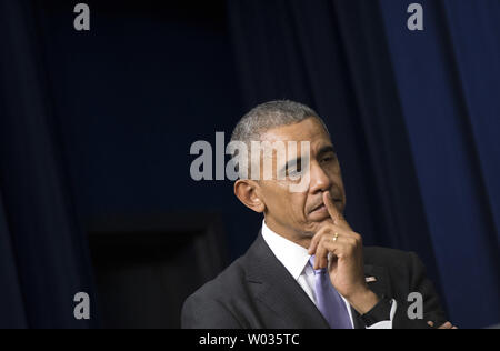 Us-Präsident Barack Obama besucht die Bill feierliche Unterzeichnung des 21. Jahrhunderts Kuren Handeln in der Eisenhower Executive Office Building in Washington, DC, am 13. Dezember 2016. Diese Rechnung wird neue Investitionen das Heroin und Verordnung opioid Epidemie zu Adresse, Entdeckungen in der Krebsforschung beschleunigen als Teil der Krebs Moonshot, Erweitern der Verwaltung, Gehirn und Präzision Medizin Initiativen, und wichtige Schritte unternehmen, um die psychische Gesundheit und Arzneimittelentwicklung der Food and Drug Administration zu verbessern. Foto von Kevin Dietsch/UPI Stockfoto