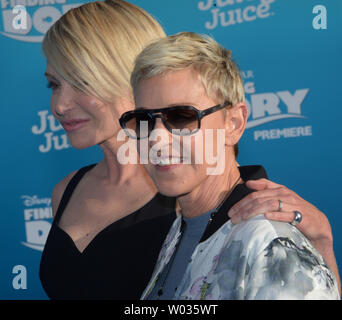 Warf Mitglied Ellen DeGeneres (R), die Stimme von Dory und ihr Ehemann, der Schauspielerin Portia De Rossi die Premiere der animierte motion picture Komödie "Dory" am El Capitan Theatre in Hollywood" in Los Angeles am 8. Juni 2016 teil. Foto von Jim Ruymen/UPI Stockfoto