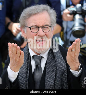 Steven Spielberg kommt an einem Fotoshooting für den Film "Der BFG" während der 69. Internationalen Filmfestspiele von Cannes in Cannes, Frankreich, am 14. Mai 2016. Foto von David Silpa/UPI Stockfoto