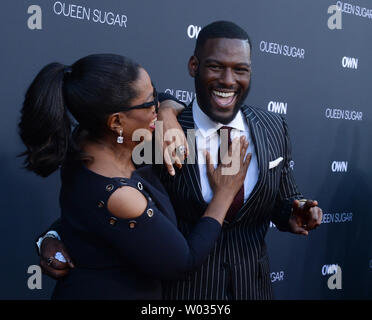 Executive Producer Oprah Winfrey (L) und warf Mitglied Kofi Siriboe Besuchen die Premiere von eigenen TV-Drama Serie "Königin Zucker" bei Warner Bros Studios in Burbank, Kalifornien am 29. August 2016. Foto von Jim Ruymen/UPI Stockfoto