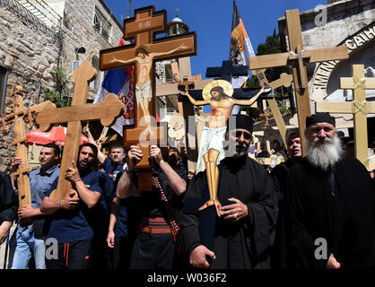 Orthodoxe Christliche Pilger tragen Kreuze auf der Via Dolorosa in der Altstadt von Jerusalem am Karfreitag, 29. April 2016. Karfreitag erinnert an den Weg, den Jesus sein Kreuz zu seiner Kreuzigung auf Golgatha durchgeführt. UPI Stockfoto