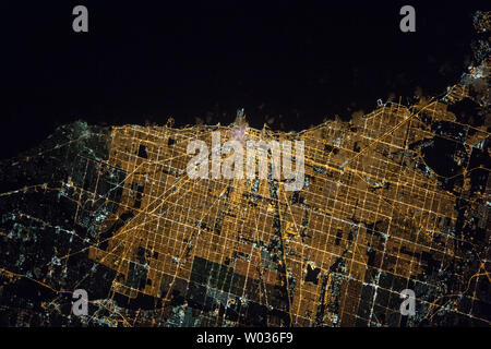 Expedition 47 Commander Tim Kopra der NASA erfasst dieses hell Nacht Bild von Chicago am 5. April 2016 beleuchtet, von der Internationalen Raumstation. Kopra (@ Astro Tim) schrieb,'#Goodnight # Chicago von @ Space Station. # CitiesFromSpace" NASA/UPI Stockfoto