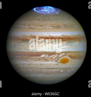 Dieses Bild, wurde am 30. Juni 2016 veröffentlicht wurde, zeigt eine Reihe von lebendigen Polarlichter in der Atmosphäre des Jupiter. Astronomen werden mit Hilfe der NASA-Hubble-Weltraumteleskop Polarlichter atemberaubende Licht zeigt in der Atmosphäre eines Planeten auf die Pole des größten Planeten im Sonnensystem, Jupiter zu studieren. Die auroras wurden bei einer Reihe von Hubble Space Telescope Imaging Spectrograph weit - UV-Licht Beobachtungen statt, während die NASA-Raumsonde Juno Ansätze fotografiert und tritt in die Umlaufbahn um Jupiter. NASA/UPI Stockfoto