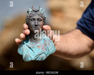 Jakob Sharvit, Direktor der Marine Einheit der Israelischen Antiquities Authority, hält ein Artefakt von einem Handelsschiff, sank der antiken mediterranen Hafen von Caesarea 1,6000 vor Jahren, auf einer Presseveranstaltung in Caesarea, Israel, 16. Mai 2016. Hunderte von Münzen und Statuen aus dem späten Römischen Periode wurden vor kurzem durch Taucher nach von einem Handelsschiff verloren gefunden. Die Entdeckung bestehen vor allem aus 'Metal und Bronze, die für Recycling schiefergedeckt war" auf dem Schiff von Cäsarea in der Spätantike, als es sank der antiken mediterranen Hafen von Cäsarea. Foto von Debbie Hill/UPI Stockfoto