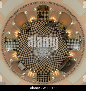 Der ehemalige Astronaut und US-Senator John Glenn liegt in der Ruhe, unter einem United States Marine Ehrengarde, in der Rotunde des Ohio Statehouse in Columbus, Ohio, am Freitag, den 16. Dezember 2016. NASA Foto von Bill Ingalls/UPI Stockfoto