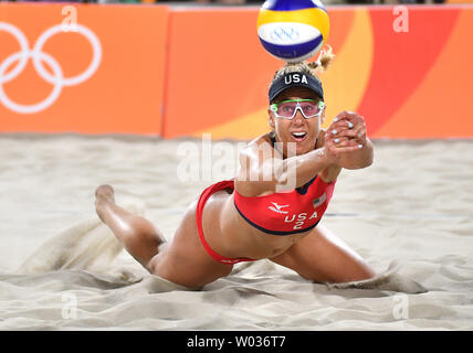 America's April Ross Tauchgänge für den Ball gegen Australien in ihrem vorläufigen Beach Volleyball Match am Rio olympische Sommerspiele 2016 in Rio de Janeiro, Brasilien, am 6. August 2016. Foto von Kevin Dietsch/UPI Stockfoto