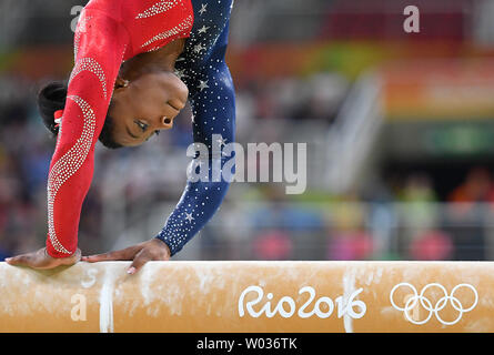 American gymnast Simone Biles konkurriert auf dem Schwebebalken Qualifikationen im Rio olympische Sommerspiele 2016 in Rio de Janeiro, Brasilien, am 6. August 2016. Foto von Kevin Dietsch/UPI Stockfoto