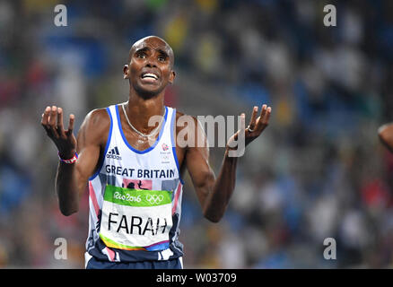 Mohamed Farah von Großbritannien reagiert nach dem Gewinn der Goldmedaille in der Männer 5000 m-Finale bei den Olympischen Stadion am Rio olympische Sommerspiele 2016 in Rio de Janeiro, Brasilien, am 20. August 2016. Foto von Kevin Dietsch/UPI Stockfoto