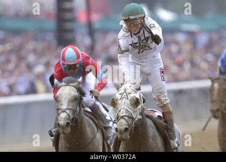 Jockey Irad Ortiz Jr. reagiert beim Reiten Creator nach dem Überqueren der Ziellinie der 148 läuft der Belmont Stakes am 11. Juni 2016 an der Belmont Park Racetrack in Elmont, New York zu gewinnen. Schöpfer der Run auf der Strecke gefangen Destin durch eine Nase zu gewinnen, mit Lani kommen in der dritten. Foto von John angelillo/UPI Stockfoto