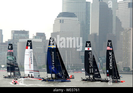 Mannschaften der Boote konkurrieren in Tag 1 des Louis Vuitton America's Cup World Series Rennen am Mai 7, 2016, in New York City. Foto von Dennis Van Tine/UPI Stockfoto