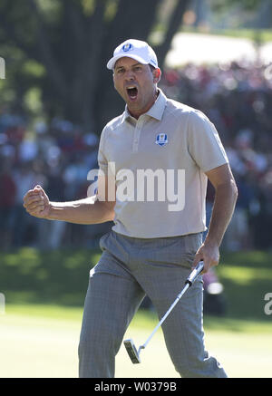 Europäische Teammitglied Sergio Garcia feiert, nachdem er einen Schlag auf dem 16 Grün am 2. Tag der 2016 Ryder Cup in Hazeltine National Golf Club in Chaska, Minnesota, zum 1. Oktober 2016. Foto von Kevin Dietsch/UPI Stockfoto