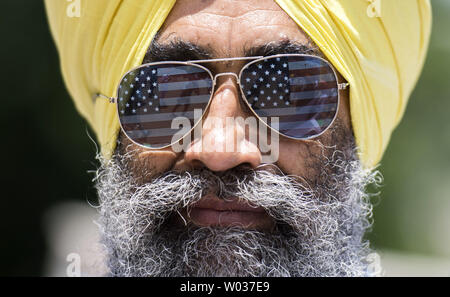 Ein Sikh Demonstrant trägt American fag Gläser, wie er mit anderen vor dem Weißen Haus vor Präsident Donald Trump Treffen mit dem indischen Ministerpräsidenten Narendra Modi in Washington D.C. am 26. Juni 2017 zeigt. Die Gruppe fordert eine unabhängige Sikh Staat in Indien. Foto von Kevin Dietsch/UPI Stockfoto