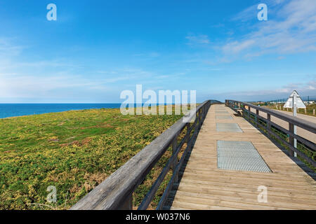 Holzsteg entlang der Bucht von Biscaya, Spanien Stockfoto