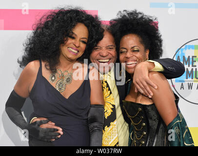 Sängerin und Schauspielerin Diana Ross und Berry Gordy erscheinen Backstage mit ihrer Tochter Rhonda Ross Kendrick während der jährlichen American Music Awards bei Microsoft Theater in Los Angeles statt, am 19. November 2017. Foto von Jim Ruymen/UPI Stockfoto