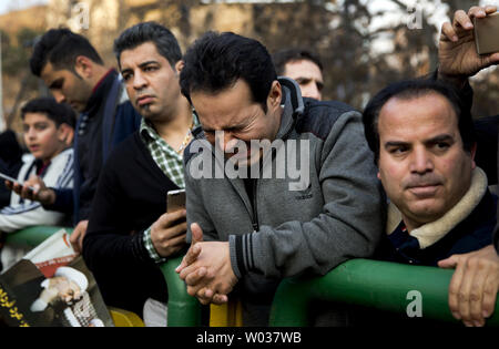 Fans trauern wie Hunderttausende Iraner der Trauerfeier des ehemaligen Präsidenten Akbar Hashemi Rafsanjani in Teheran, Iran teilnehmen, am 10. Januar 2017. Supreme Leader Ayatollah Ali Khamenei führte die Gebete an der Zeremonie. Rafsanjani, eine der letzten großen Persönlichkeiten der Revolution von 1979, die später für die Reformen und die Annäherung an den Westen geschoben, starb im Alter von 82 Jahren am 8. Januar 2017. UPI Stockfoto