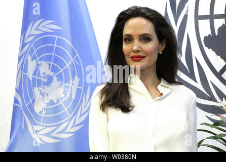 Sonderbeauftragten des Hohen Kommissars der Vereinten Nationen für Flüchtlinge Angelina Jolie kommt mit Generalsekretär Antonio Guterres die Hände zu schütteln, bevor eine Sitzung am Sitz der Vereinten Nationen in New York City am 14. September 2017. Foto von John angelillo/UPI Stockfoto
