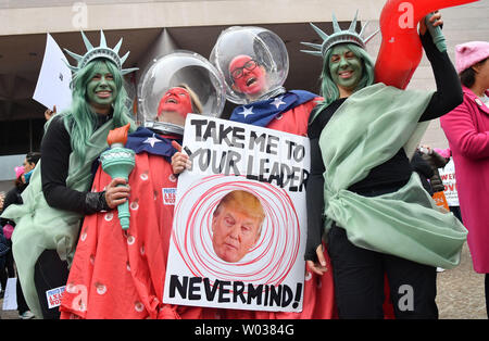 Tausende von demonstrant März auf der National Mall, Kundgebung für die Rechte der Frau und die Wahl von Präsident Donald Trump in der Nähe des Capitols für März der Frauen in Washington am 21. Januar 2017 zu protestieren. Menge geschätzt, in den Hunderten von Tausenden in Washington, D.C. Rallye als Teil einer globalen Protest gegen Trumpf. Foto von Kevin Dietsch/UPI Stockfoto