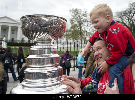 Dan Corrigan und sein Sohn James, 3, schauen Sie sich die National Hockey League (NHL) Stanley Cup, eine zufällige Stop vor dem Weißen Haus in Washington, DC am 30. März 2017 gemacht. Die NHL Macht random Haltestellen mit der WM-Trophäe im Endspiel Städte mit den Endspielen bald starten. Corrigan ist von Washington, D.C. Foto von Pat Benic/UPI Stockfoto