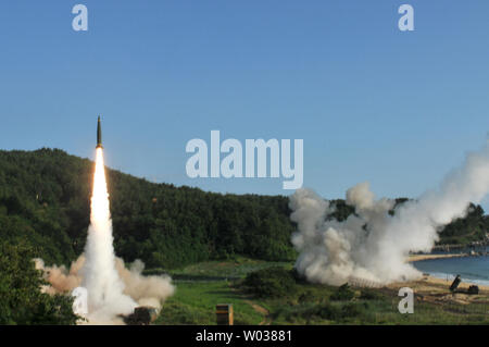 Ein M270 Multiple Launch Rocket System vom 1.Bataillon, 18 Field Artillery Regiment, 210Th Field Artillery Brigade, 2. Republik Korea/United States kombiniert Division, Brände einem MGM-140 Armee taktische Rakete in der Ostsee, am 5. Juli 2017. Die Rakete starten demonstriert die kombinierte tiefe Streik Fähigkeiten, die die ROK/USA erlauben Allianz zu feindlichen Drohungen und Aggressionen gegen die Republik Korea, die USA und ihre Verbündeten zu neutralisieren. Foto von Sgt. Sinthia Rosario/U.S. Armee/UPI Stockfoto